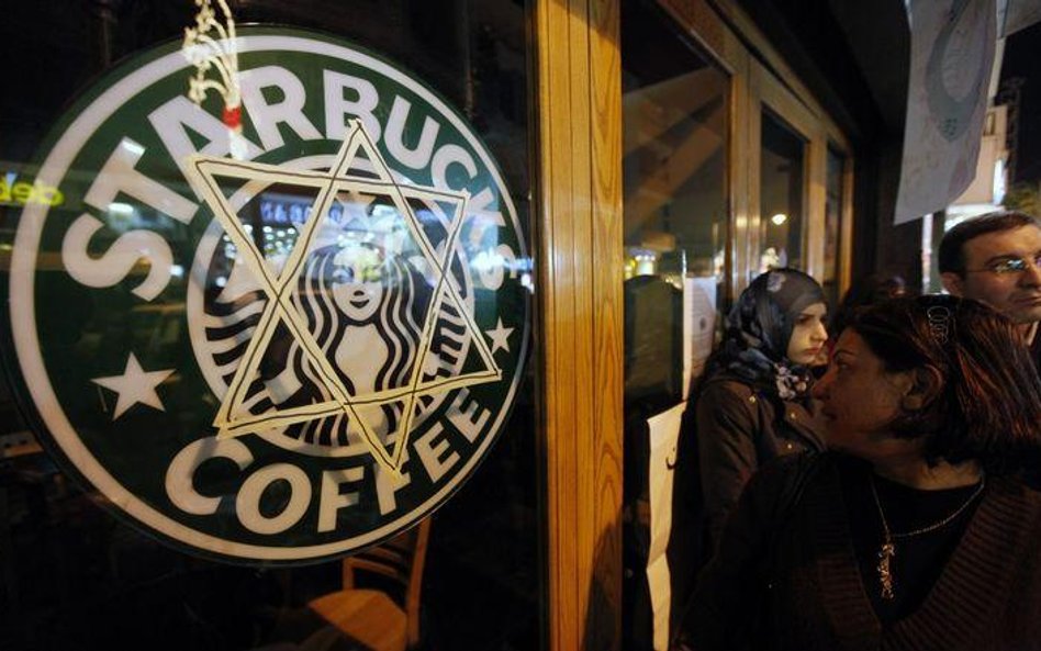 W Bejrucie demonstranci zmusili pracowników kawiarni Starbucks do jej zamknięcia. Na drzwiach przykl