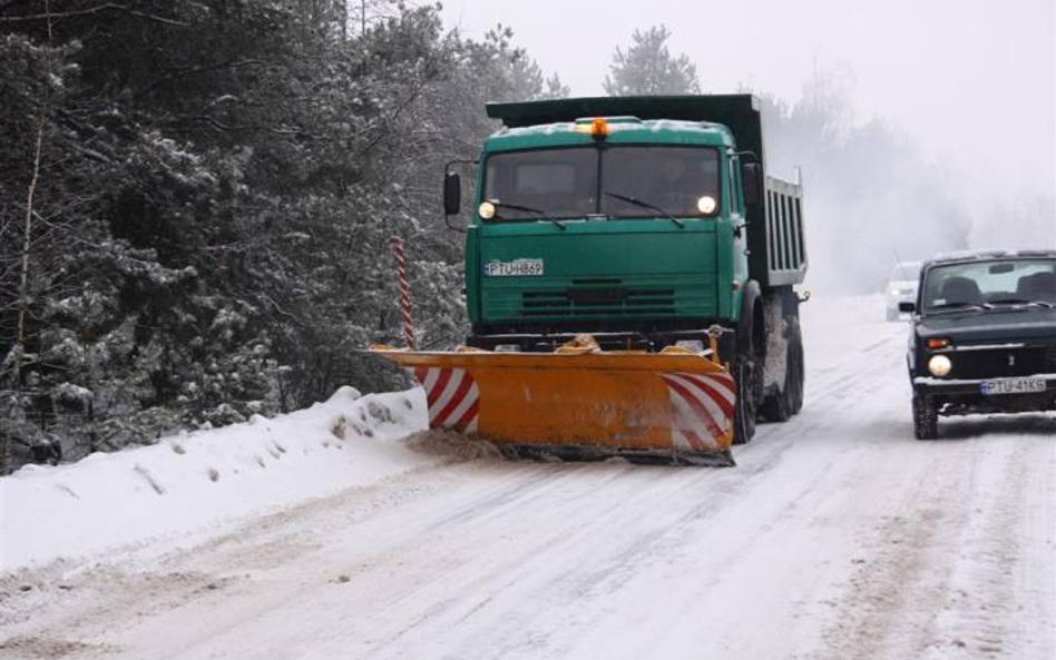 Pług śnieżny z KWB Adamów walczy z zimą