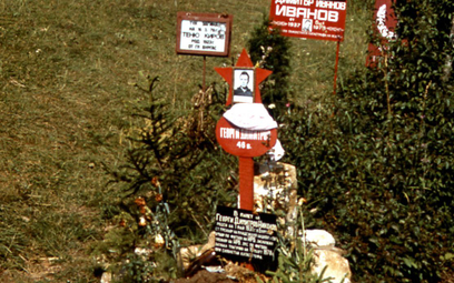 Symboliczne groby bułgarskich ofiar katastrofy w Gabare. Zostały one usunięte w 1979 r., gdy odsłoni
