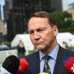 Wicepremier, minister spraw zagranicznych RP Radosław Sikorski rozmawia z mediami po zakończeniu deb