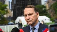 Wicepremier, minister spraw zagranicznych RP Radosław Sikorski rozmawia z mediami po zakończeniu deb