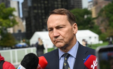Wicepremier, minister spraw zagranicznych RP Radosław Sikorski rozmawia z mediami po zakończeniu deb