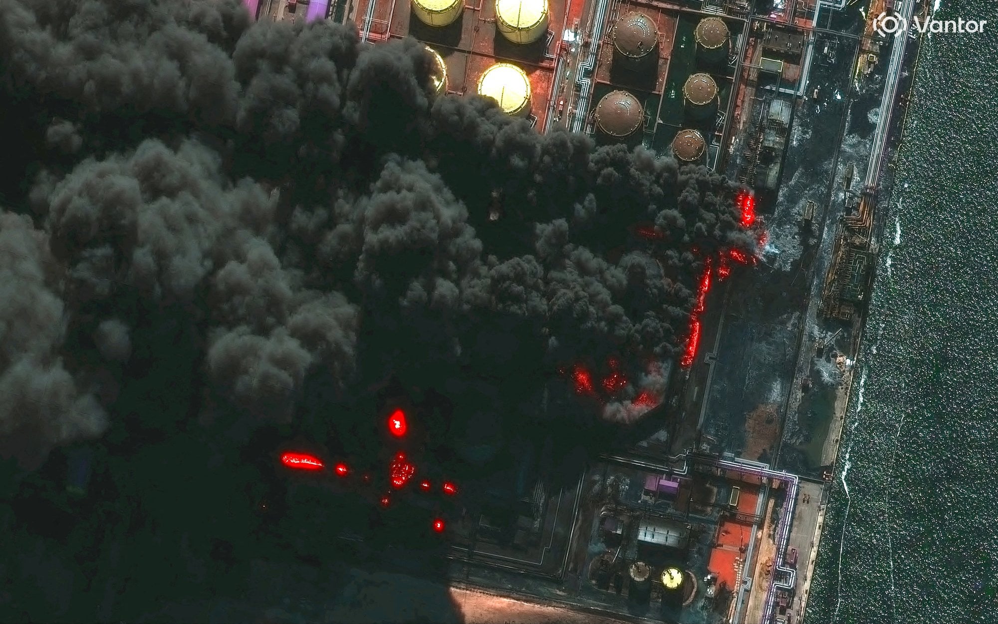 Nowe uderzenie dronów nad Bałtykiem. Zniszczony rosyjski naftociąg, magazyny płoną