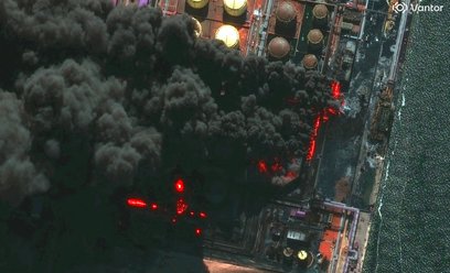 Zdjęcie satelitarne przedstawia dym unoszący się nad rosyjskim portem