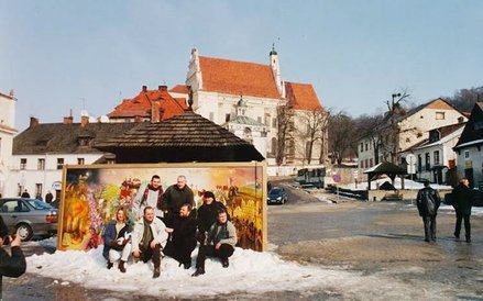 Współtwórcy obrazu na tle swego dzieła. Reprodukcja poniżej.