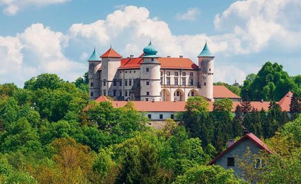 Perłą architektury jest Wiśnicz kupiony przez Sebastiana Lubomirskiego w 1593 r.