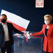 Ubiegający się o reelekcję prezydent Andrzej Duda w niedzielę zagłosował, wraz z żoną, w Krakowie