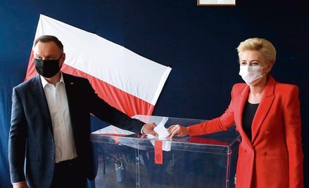 Ubiegający się o reelekcję prezydent Andrzej Duda w niedzielę zagłosował, wraz z żoną, w Krakowie