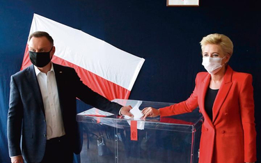 Ubiegający się o reelekcję prezydent Andrzej Duda w niedzielę zagłosował, wraz z żoną, w Krakowie
