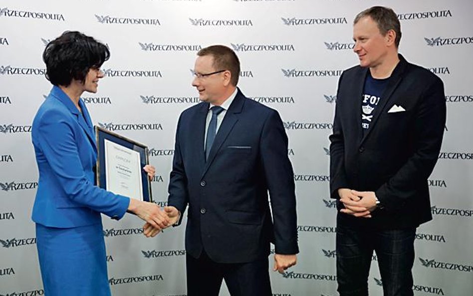 Wiceminister finansów Hanna Majszczyk wręcza dyplom Andrzej Karlsowi z urzędu w Gostyninie, który w 