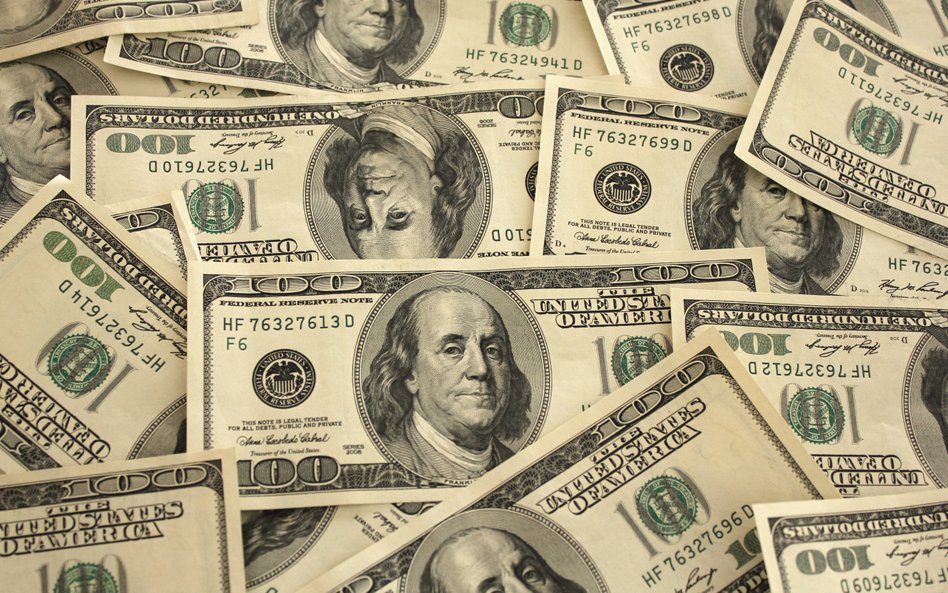 Dolar nadal pod ostrzałem. Czy Fed rzuci mu koło ratunkowe?