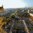 Plac przed katederą Notre Dame w Paryżu podczas mszy w stulecie skautingu, 2007 r.
