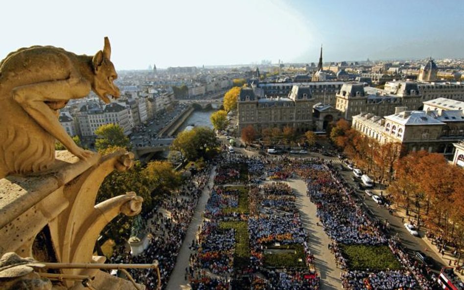 Plac przed katederą Notre Dame w Paryżu podczas mszy w stulecie skautingu, 2007 r.