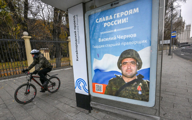 Plakat z hasłem "Chwała bohaterom Rosji" na ulicy w Moskwie