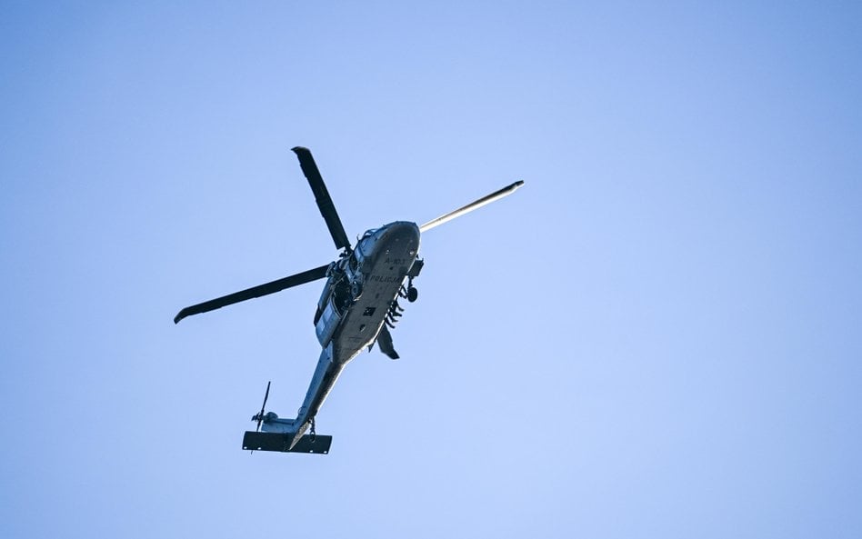 Policyjny S-70i Black Hawk w locie