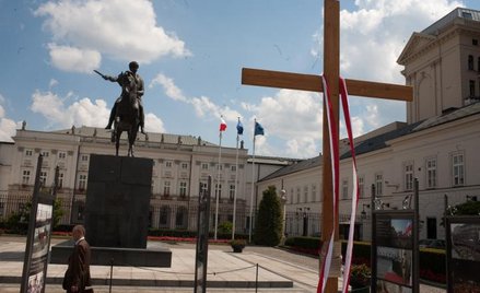 Młodzi do Komorowskiego: Niech Krzyż zostanie przed Pałacem