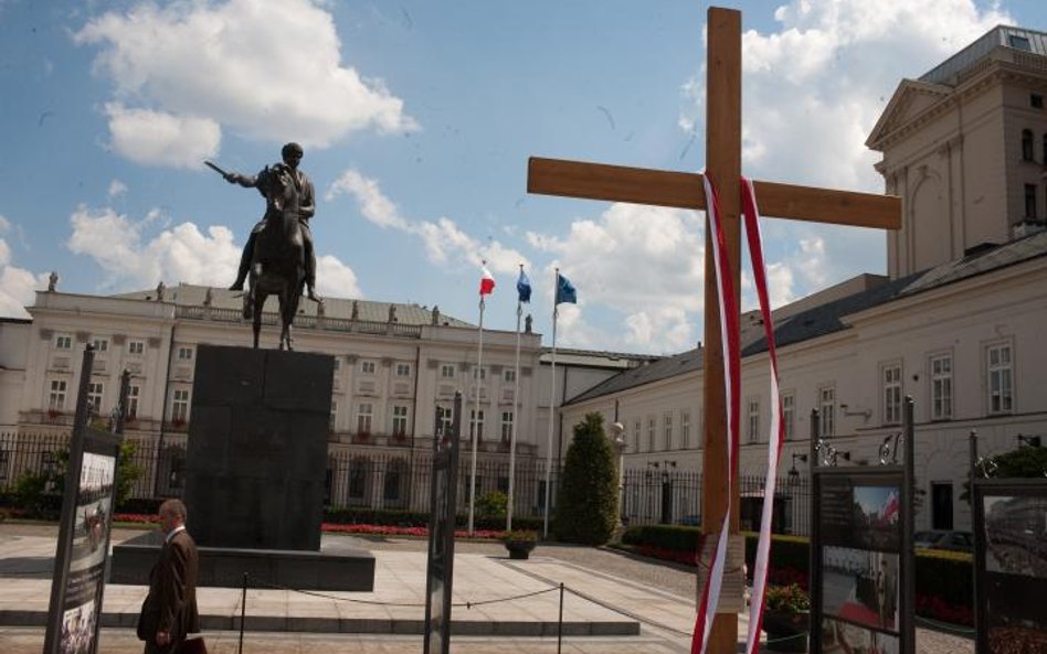 Młodzi do Komorowskiego: Niech Krzyż zostanie przed Pałacem