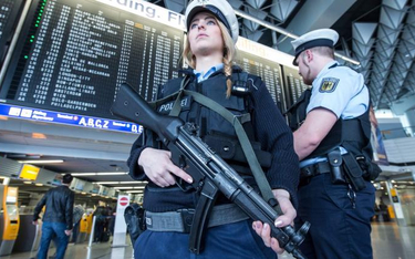 Na niemieckich lotniskach wzmocniono ochronę natychmiast po zamachach w Brukseli. Na zdjęciu lotnisk