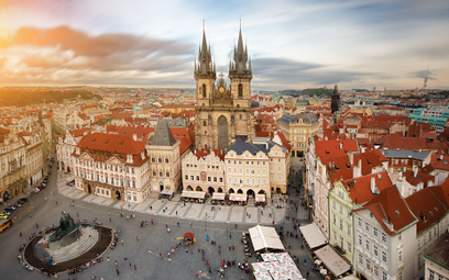 Widok na rynek starego miasta w czeskiej Pradze.