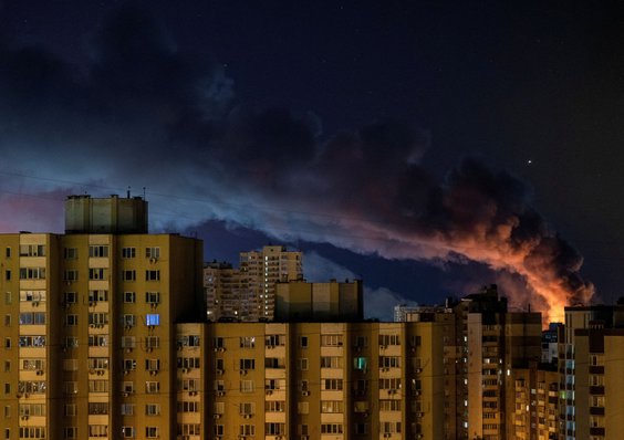 Dym nad Kijowem po rosyjskim uderzeniu