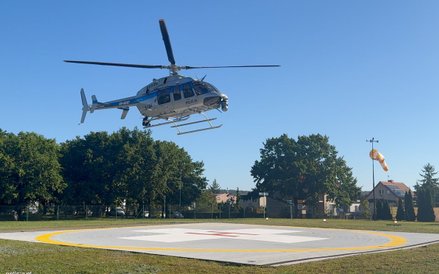 Policyjne śmigłowce transportują organy do przeszczepienia.