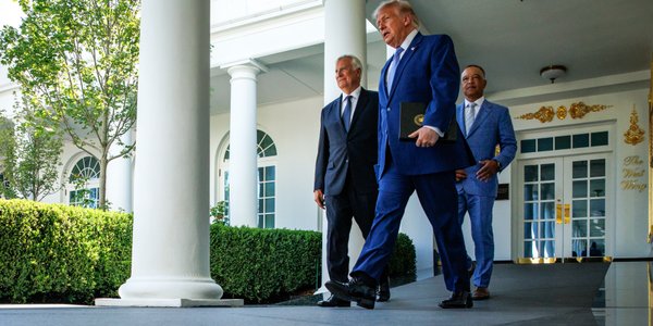 Trump nakłada nowe cła na kilkadziesiąt krajów. Wątpliwa podstawa prawna
