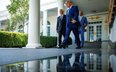 Trump nakłada nowe cła na kilkadziesiąt krajów. Wątpliwa podstawa prawna