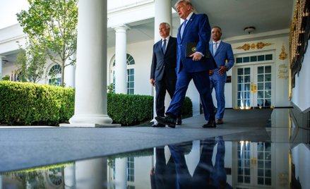 Trump nakłada nowe cła na kilkadziesiąt krajów. Wątpliwa podstawa prawna