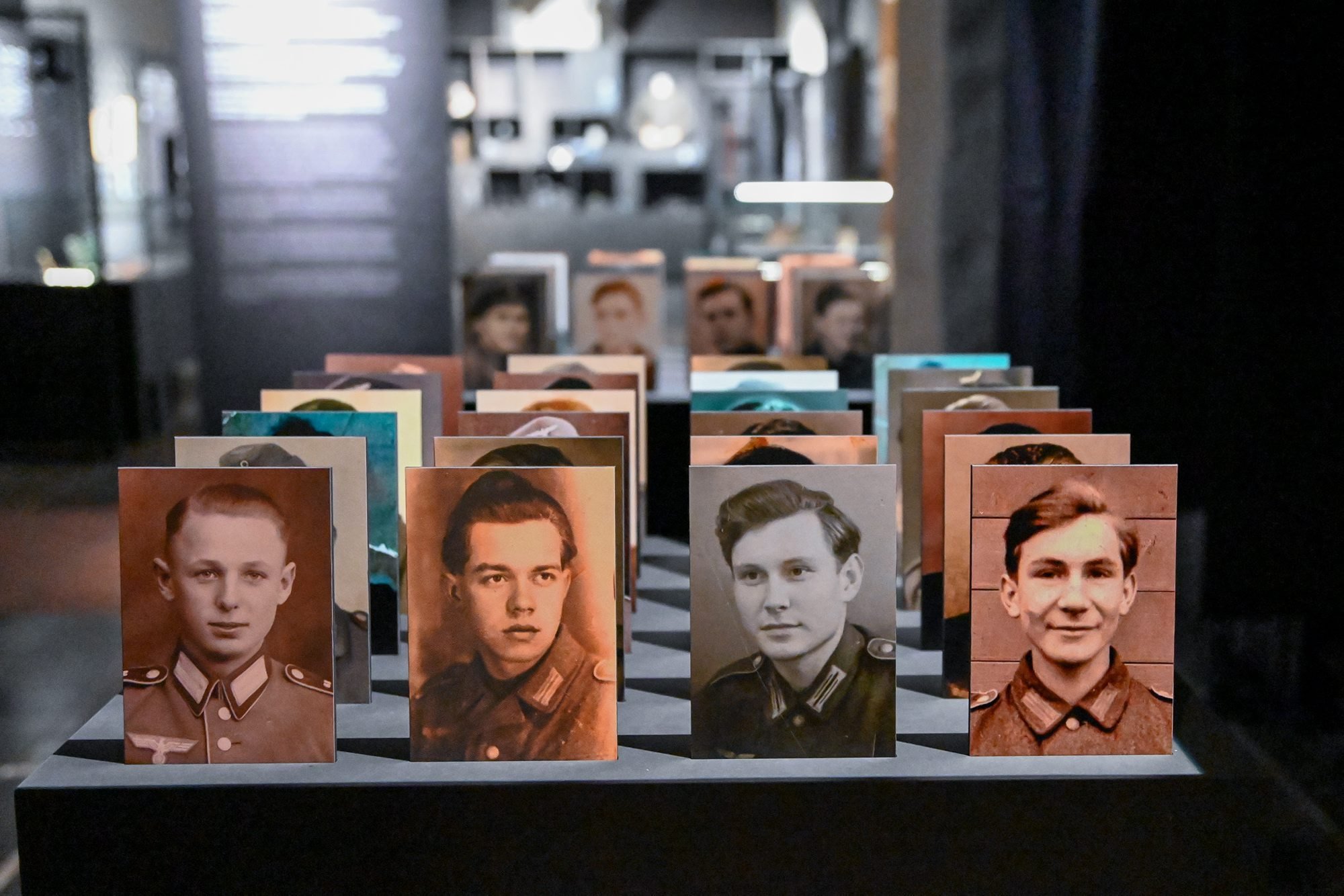 Niefortunny tytuł czy prowokacja? Jak wystawa „Nasi chłopcy” podzieliła Polskę