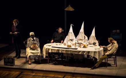 od lewej: Tomasz Nosinski jako Guślarz (Joker), Maria Rybarczyk jako Pani Rollisonowa (Aunt Jemima),