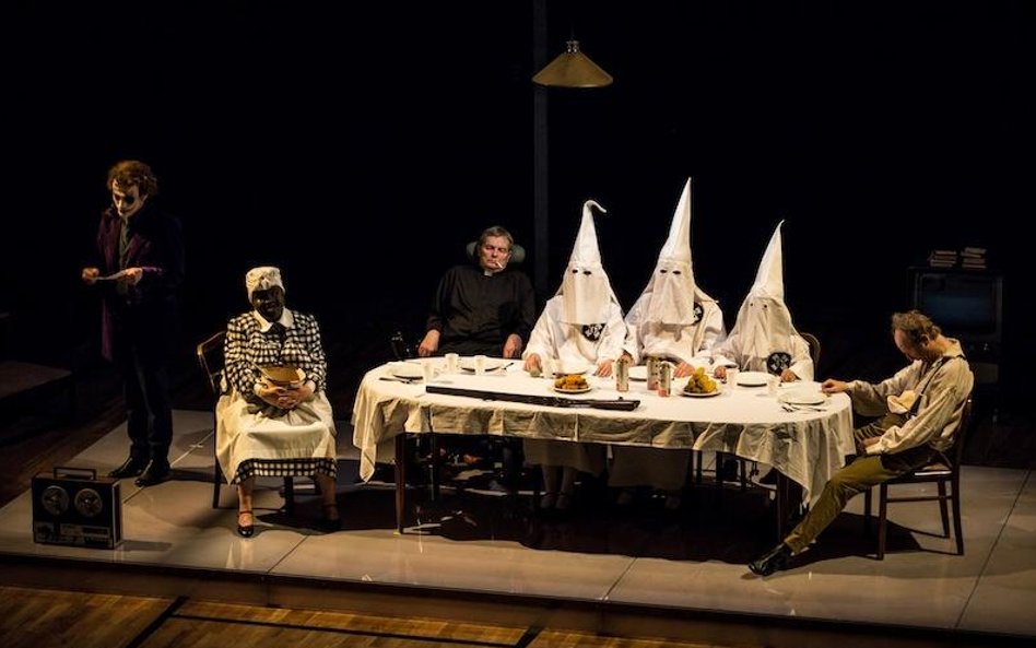 od lewej: Tomasz Nosinski jako Guślarz (Joker), Maria Rybarczyk jako Pani Rollisonowa (Aunt Jemima),