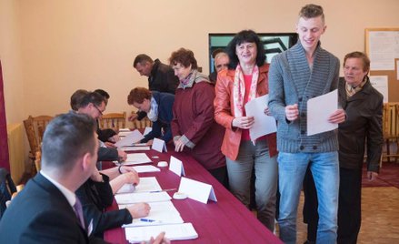 Mało rąk do pracy przy referendum