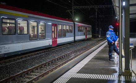Oficer policji obok pociągu z zakładnikami