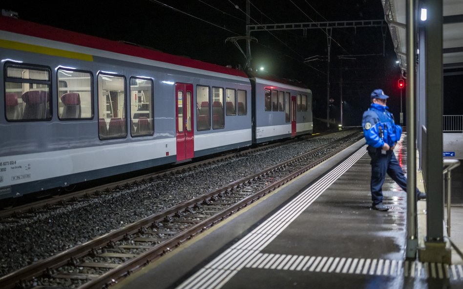 Oficer policji obok pociągu z zakładnikami