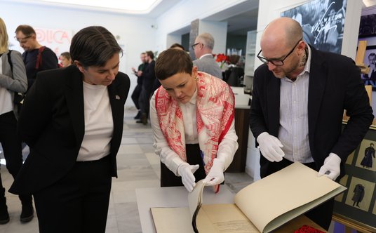 Marta Cienkowska (po środku), ministra kultury przegląda archiwalia Andrzeja Wajdy