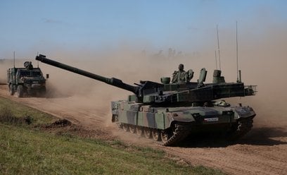 Polscy żołnierze w południowokoreańskim czołgu K2