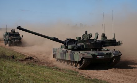 Polscy żołnierze w południowokoreańskim czołgu K2