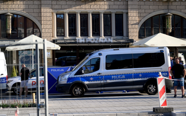 Policja na miejscu strzelaniny w okolicy jednego z hoteli przy ulicy Święty Marcin w Poznaniu