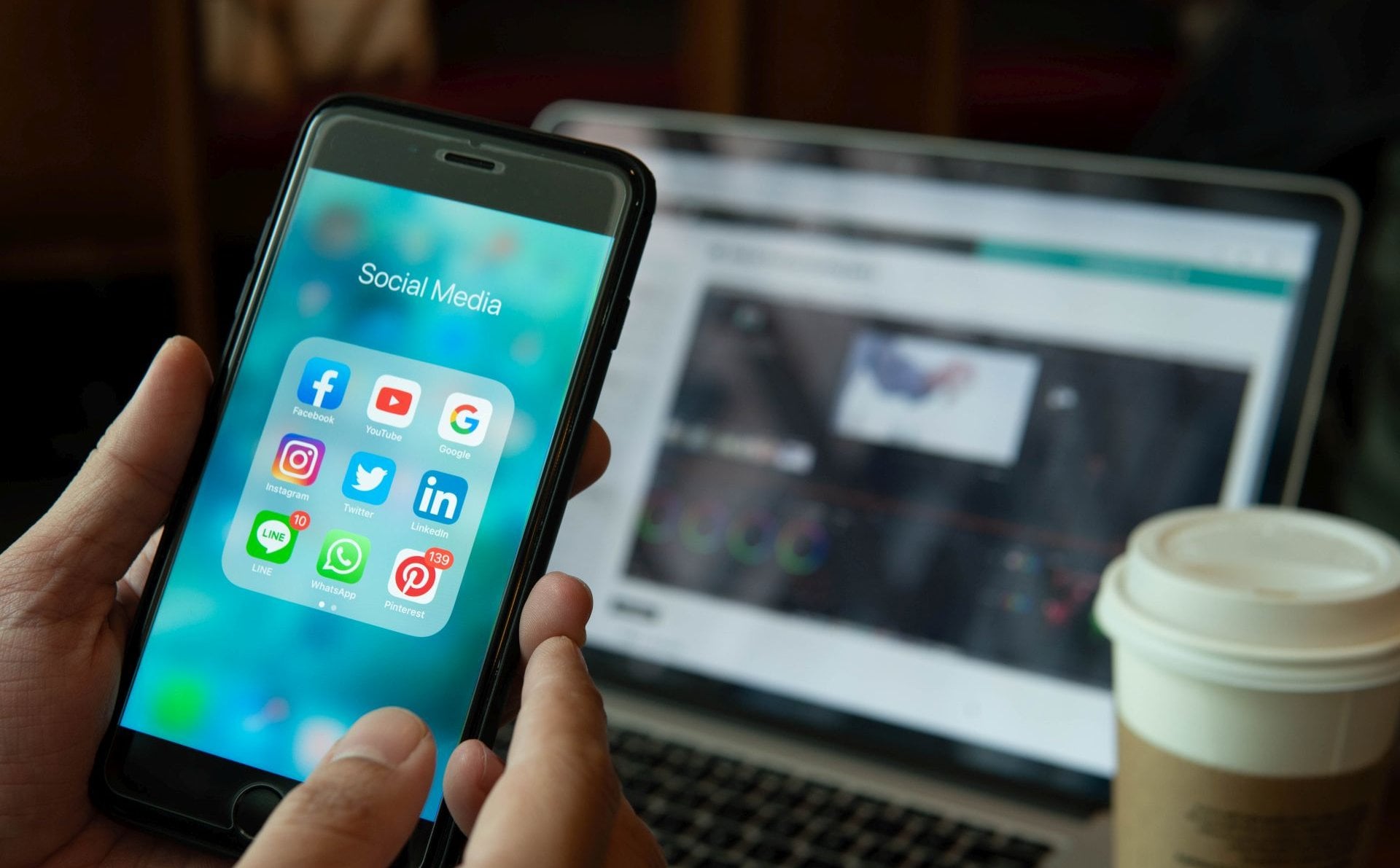 Rząd sięga po wsparcie influencerów. Do czego są mu potrzebni?