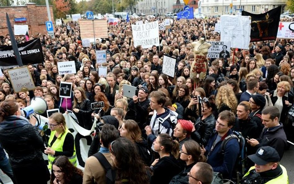 Spór o aborcję. PiS zmienia taktykę