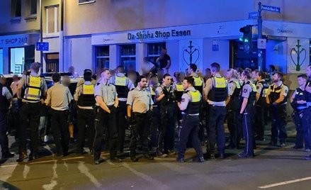 Interwencja policji w trakcie ulicznej bijatyki w Essen z udziałem ponad 80 osób