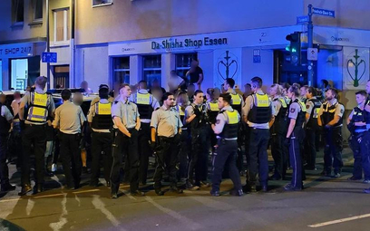 Interwencja policji w trakcie ulicznej bijatyki w Essen z udziałem ponad 80 osób