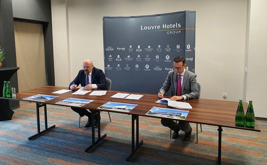 "Podpisanie umowy między Louvre Hotels Group i 3GO"