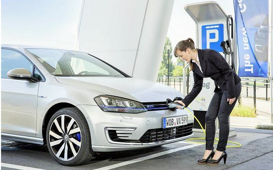 Volkswagen nie pojął jeszcze decyzji, czy wznowi sprzedaż samochodów z silnikami diesla w USA .