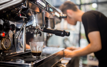 Kawowe fusy znikną z kawiarni – dzięki start-upowi Ecobean zamienią się w kwas mlekowy i ligninę