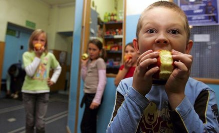 Jabłka są jednym z owoców, które powinny znajdować się w szkolnych sklepikach
