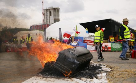 Uczestnicy protestu rolników przed Międzynarodowym Centrum Kongresowym w Katowicach, gdzie trwają ob
