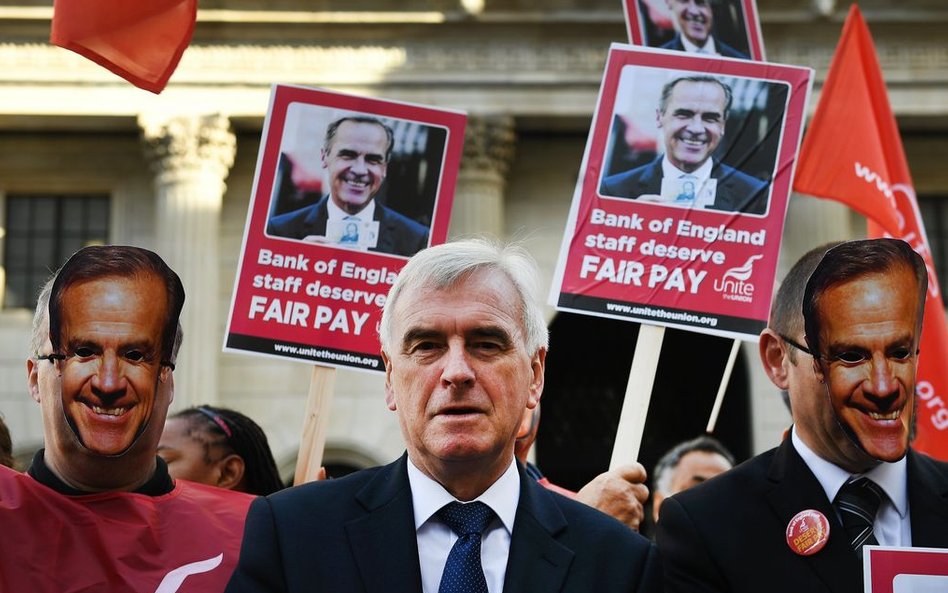 John McDonnell, Kanclerz Skarbu w gabinecie „cieni" Wielkiej Brytanii, stanął na czele protestującyc