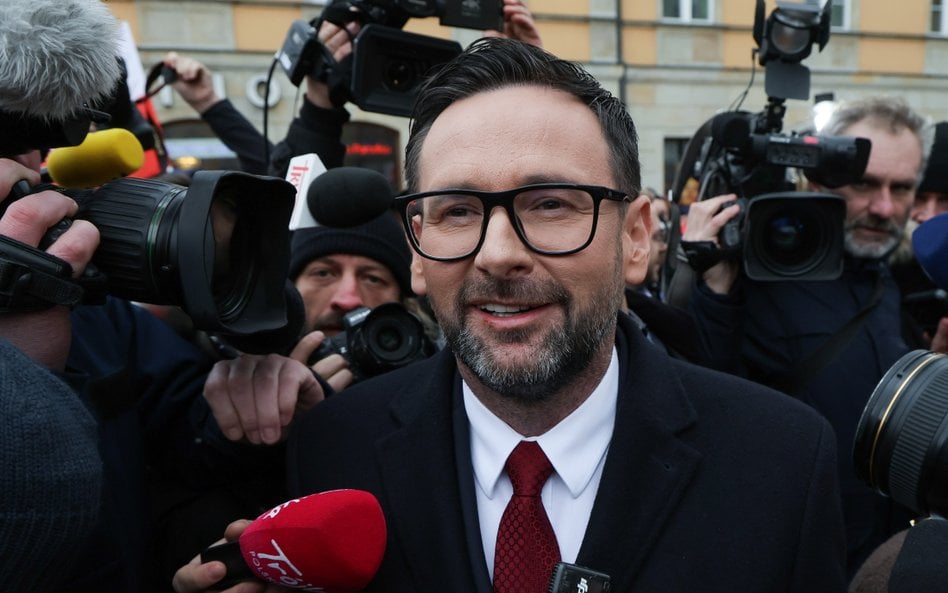 Europoseł Daniel Obajtek przed budynkiem Prokuratury Regionalnej w Warszawie