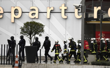 Napastnik zastrzelony na lotnisku w Paryżu, lotnisko nieczynne
